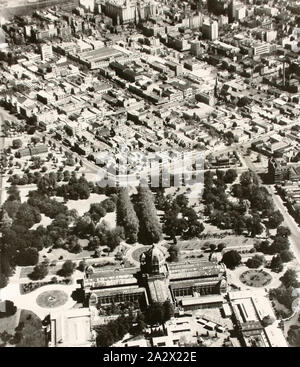 Photo - Vue aérienne du bâtiment d'exposition du Nord, Melbourne, vers 1948, photographie aérienne noir et blanc prises par le nord de l'exposition circa 1948 Bâtiments, montrant l'étendue des travaux d'entretien nécessaires requis pour le bâtiment's Roofing et la maçonnerie. La salle de bal Royale était située dans l'Est de l'Annexe sur la gauche, tandis que la route de campagne et la direction de l'enregistrement du moteur avaient leurs bureaux dans l'ouest de l'annexe. Dans le quandrangle peut être vu Banque D'Images