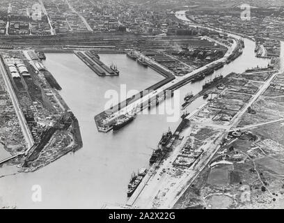 Photo - Vue aérienne de Victoria Dock, West Melbourne, Victoria, Guernesey 1941-1984, 1970 Photographie noir et blanc représentant une vue aérienne de Victoria Dock, Guernesey 1941-1984. C'est l'un d'une collection de 15 photographies en noir et blanc montrant les navires de passagers et de fret dans les eaux australiennes dans les années 1920 et 1930 Banque D'Images