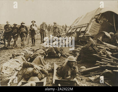 Photographie - 'après la bataille de la route de Menin", World War 1, Ypres, Belgique, 20 septembre 1917, photo de la suite de la bataille d'Ypres, en Belgique, la première guerre mondiale I. Le Mémorial Australien de la guerre tient la même photo (E00711) qu'il identifie comme représentant "une scène sur la route de Menin, près de Hooge, regard vers Birr Cross roads, au cours de la bataille le 20 septembre 1917'. Il explique que les blessés sur des brancards attendaient d'être prises pour postes d'évacuation sanitaire. Peu après Banque D'Images