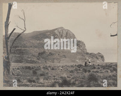 Photographie - deux femmes et enfants, s'occuper du-Prince-Édouard, le détroit de Bass, 1890, l'un des soixante-neuf noir et blanc et photographies sépia dans un album relié [6] sont mal prises par un J Campbell lors d'un Field Naturalists' Club of Victoria Kent expédition au groupe d'îles du détroit de Bass, en 1890. L'album comprend également une carte de groupe Kent dans l'intérieur de la couverture et de nombreuses coupures de journaux contemporains relatifs à l'expédition Banque D'Images