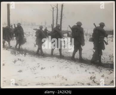 Photographie - 'australiens sur la façon de les tranchées', Longueval, France, la Première Guerre mondiale, Jan 1917, l'un des treize photographies en noir et blanc qui se rapportent à la 24e bataillon de l'Australian Imperial Force (AIF), pendant la Première Guerre mondiale. Partie d'une collection plus importante offerte par le revenu et les services de la Ligue Australie (RSL Banque D'Images