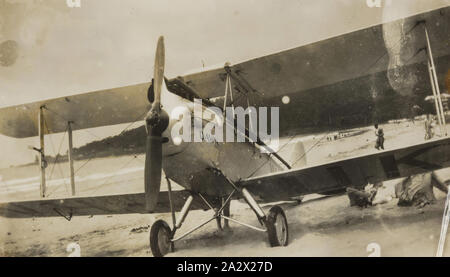 Photographie - DH60 biplan Moth VH-UKJ sur une plage, Victoria, 1930, image en noir et blanc d'un VH-UKJ un de Havilland DH.60 G Espèce d'un biplan sur une plage à Victoria dans les années 1930 Banque D'Images