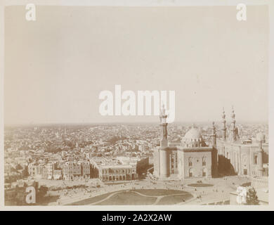 Photographie - Le Caire de la Citadelle, l'Égypte, le capitaine Edward Albert McKenna, la Première Guerre mondiale, 1914-1915, l'une des 108 images dans un album à partir de la Première Guerre mondiale, susceptibles d'avoir été prise par le capitaine Edward Albert McKenna. L'album contient des photos de la 7e bataillon en Égypte. Image de prises de la Citadelle du Caire, montrant l'El-Rifai Mosquée (à droite) et celle de Sultan Hassan (à gauche). Pendant 700 ans l'Egypte a été gouvernée à partir de la colline sur laquelle la citadelle. Le premier bâtiment construit sur ce site a été un Banque D'Images