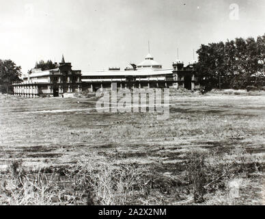 Photographie - est de l'annexe, bâtiment d'exposition, Melbourne, 1947, Photographie noir et blanc de l'Est de l'annexe du bâtiment d'exposition de la North West, prise en 1947. La photo montre le côté nord de l'annexe de l'est qu'à cette époque, abritait le pavillon blanc Club et Australian War Museum. C'est l'une des 959 photos (ou images) de l'Exhibition Building collationnées par l'exposition fiduciaires 10 volume pictorial history of Banque D'Images