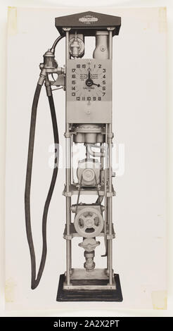 Photographie - Engineering Products Pty Ltd, Epex-Beckmeter, 1938 Pompe à essence, une des 59 photos noir & blanc contenues dans un album. Images illustrent les pompes à essence fabriqués par Engineering Products Pty Ltd., Haruhi-shan. Les photographies sont montés sur les deux côtés de l'album pages, certaines images ont été détachées des page et sont maintenant logés séparément. Partie d'une collection de dessins techniques, brochures, catalogues techniques, les dossiers de l'entreprise Banque D'Images