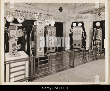 Photographie - Engineering Products Pty Ltd, l'affichage d'exposition, Victoria, vers 1938, une des 59 photos noir & blanc contenues dans un album. Images illustrent les pompes à essence fabriqués par Engineering Products Pty Ltd., Haruhi-shan. Les photographies sont montés sur les deux côtés de l'album pages, certaines images ont été détachées des page et sont maintenant logés séparément. Partie d'une collection de dessins techniques, brochures, catalogues techniques, les dossiers de l'entreprise Banque D'Images