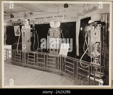 Photographie - Engineering Products Pty Ltd, l'affichage d'exposition, Victoria, vers 1938, une des 59 photos noir & blanc contenues dans un album. Images illustrent les pompes à essence fabriqués par Engineering Products Pty Ltd., Haruhi-shan. Les photographies sont montés sur les deux côtés de l'album pages, certaines images ont été détachées des page et sont maintenant logés séparément. Partie d'une collection de dessins techniques, brochures, catalogues techniques, les dossiers de l'entreprise Banque D'Images