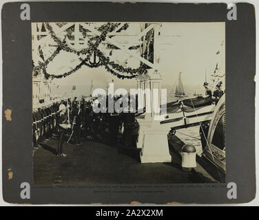 Photographie - 'le débarquement de Leurs Altesses Royales le duc et la duchesse de Cornwall et York à St Kilda Pier', Melbourne, 06 mai 1901, l'un d'un ensemble de 47 photographies originales de la Fédération australienne à Melbourne 1901 célébrations pour marquer l'ouverture du premier Parlement fédéral d'Australie. La trace des photographies de la visite royale du duc et de la duchesse de Cornouailles et de York pour l'occasion, à partir de leur arrivée à Melbourne sur le Yacht Royal 'Ophir' à St Kilda Pier le 6 mai 1901 jusqu'à leur départ pour Brisbane à Port Banque D'Images