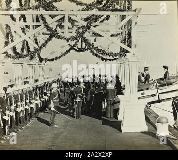 Photographie - 'le débarquement de Leurs Altesses Royales le duc et la duchesse de Cornwall et York à St Kilda Pier', Melbourne, 06 mai 1901, l'un d'un ensemble de 47 photographies originales de la Fédération australienne à Melbourne 1901 célébrations pour marquer l'ouverture du premier Parlement fédéral d'Australie. La trace des photographies de la visite royale du duc et de la duchesse de Cornouailles et de York pour l'occasion, à partir de leur arrivée à Melbourne sur le Yacht Royal 'Ophir' à St Kilda Pier le 6 mai 1901 jusqu'à leur départ pour Brisbane à Port Banque D'Images