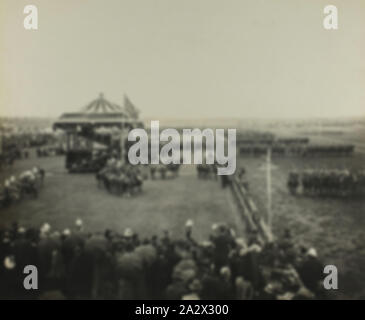 Photographie - 'l'examen de la Gendarmerie royale à Flemington Racecourse, Mounted Rifles marchant passé', Melbourne, mai 1901, l'un d'un ensemble de 47 photographies originales de la Fédération australienne à Melbourne 1901 célébrations pour marquer l'ouverture du premier Parlement fédéral d'Australie. La trace des photographies de la visite royale du duc et de la duchesse de Cornouailles et de York pour l'occasion, à partir de leur arrivée à Melbourne sur le Yacht Royal 'Ophir' à St Kilda Pier le 6 mai 1901 jusqu'à leur départ pour Brisbane à Port Banque D'Images