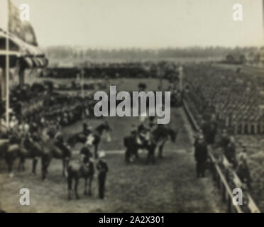 Photographie - 'l'examen de la Gendarmerie royale à Flemington Racecourse', Melbourne, mai 1901, l'un d'un ensemble de 47 photographies originales de la Fédération australienne à Melbourne 1901 célébrations pour marquer l'ouverture du premier Parlement fédéral d'Australie. La trace des photographies de la visite royale du duc et de la duchesse de Cornouailles et de York pour l'occasion, à partir de leur arrivée à Melbourne sur le Yacht Royal 'Ophir' à St Kilda Pier le 6 mai 1901 jusqu'à leur départ pour Brisbane à Port Banque D'Images