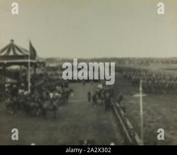 Photographie - 'l'examen de la Gendarmerie royale à l'Hippodrome de Flemington, New South Wales Lancers marchant passé', Melbourne, mai 1901, l'un d'un ensemble de 47 photographies originales de la Fédération australienne à Melbourne 1901 célébrations pour marquer l'ouverture du premier Parlement fédéral d'Australie. La trace des photographies de la visite royale du duc et de la duchesse de Cornouailles et de York pour l'occasion, à partir de leur arrivée à Melbourne sur le Yacht Royal 'Ophir' à St Kilda Pier le 6 mai 1901 jusqu'à leur départ pour Brisbane à Port Banque D'Images