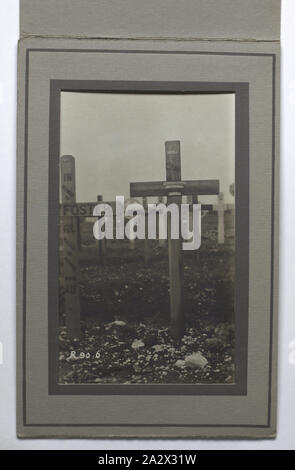 Photographie - tombe de Caporal John Peile, la Première Guerre mondiale, vers 1918-1922, 1970 Photographie noir et blanc de la tombe du Caporal John Peile dans un papier gris photo wallet. Le caporal John Peile, numéro de service 2662, était le fils de John et Mary Agnes Peile. Il est né à Echuca, Victoria et était un mineur non marié lorsqu'il s'enrôle le 25 juin 1915, à l'âge de 38 ans. Il a servi dans le 2e Bataillon, AIF, à Gallipoli et en France. Il est décédé en France le 18 septembre 1918 Banque D'Images