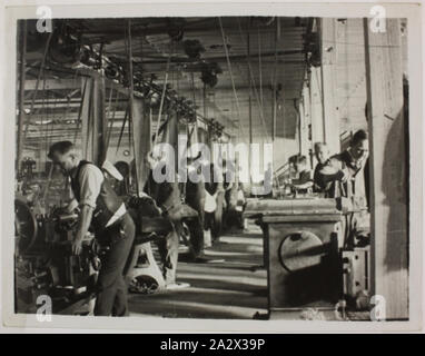 Photographie - Electrics Hecla Pty Ltd, ouvriers d'usine, vers 1920, photographie en noir et blanc d'ouvriers d'usine à l'aide de l'équipement industriel à l'électrique d'Hecla, éventuellement au Little Bourke Street, ou des locaux de Little Collins Street à Melbourne. Le modèle de la robe suggère la photo a été prise vers le début des années 20. Cette photographie est d'un album contenant 255 photographies en noir et blanc illustrant les appareils électriques, d'exposition, affiche des intérieurs en usine Banque D'Images