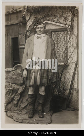 Photographie - Le HMAS Australia, Portrait de l'homme, 1914-1918, l'une des 63 cartes postales contenues dans un album qui a été administré par Cliff Nowell. Il y a 25 cartes postales monté à l'intérieur de l'album et 38 détenus en carte postale lâchement avec elle, (mauvais cartes postales logés séparément). Les images représentent des photographies de marins de la base navale de l'Australie et de la famille et des amis. Il contient également un mélange de cartes peintes à la main (2), photographies originales Banque D'Images