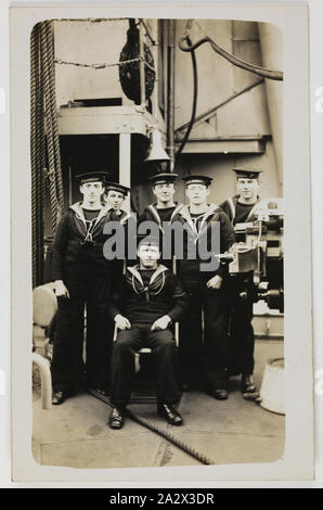 Photographie - Portrait de l'Australie, le HMAS Seaman, 1914-1918, l'une des 63 cartes postales contenues dans un album qui a été administré par Cliff Nowell. Il y a 25 cartes postales monté à l'intérieur de l'album et 38 détenus en carte postale lâchement avec elle, (mauvais cartes postales logés séparément). Les images représentent des photographies de marins de la base navale de l'Australie et de la famille et des amis. Il contient également un mélange de cartes peintes à la main (2), photographies originales Banque D'Images