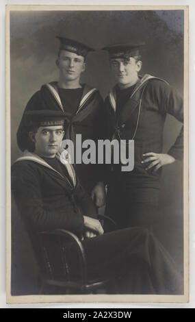 Photographie - Le HMAS Australia, Portrait de trois marins, 1917, une des 63 cartes postales contenues dans un album qui a été administré par Cliff Nowell. Il y a 25 cartes postales monté à l'intérieur de l'album et 38 détenus en carte postale lâchement avec elle, (mauvais cartes postales logés séparément). Les images représentent des photographies de marins de la base navale de l'Australie et de la famille et des amis. Il contient également un mélange de cartes peintes à la main (2), photographies originales Banque D'Images