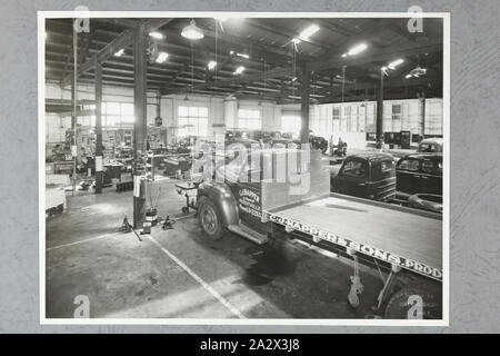 Photographie - International Harvester, intérieur de l'atelier de service, Sydney, 1947, l'un des quatre photographies en noir et blanc attaché à une page d'album. La page est l'un des 28 qui avaient fait un album photo contenant des photos noir & blanc de l'International Harvester Company's bureaux et salles d'état tout au long de l'Australie. Partie d'une grande collection de plaque de verre et de négatifs, diapositives, albums photos, catalogues de produits, des vidéos Banque D'Images