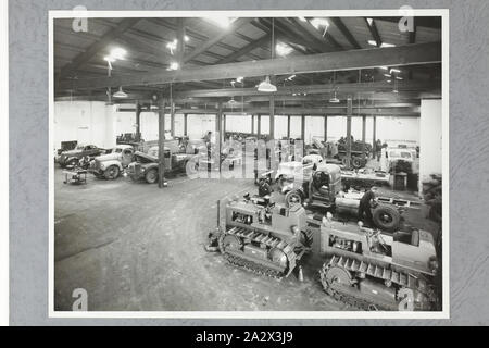 Photographie - International Harvester, intérieur de l'atelier de service, Sydney, 1947, l'un des quatre photographies en noir et blanc attaché à une page d'album. La page est l'un des 28 qui avaient fait un album photo contenant des photos noir & blanc de l'International Harvester Company's bureaux et salles d'état tout au long de l'Australie. Partie d'une grande collection de plaque de verre et de négatifs, diapositives, albums photos, catalogues de produits, des vidéos Banque D'Images