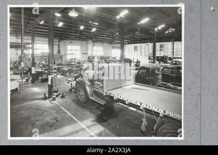 Photographie - International Harvester, intérieur de l'atelier de service, Sydney, 1947, l'un des quatre photographies en noir et blanc attaché à une page d'album. La page est l'un des 28 qui avaient fait un album photo contenant des photos noir & blanc de l'International Harvester Company's bureaux et salles d'état tout au long de l'Australie. Partie d'une grande collection de plaque de verre et de négatifs, diapositives, albums photos, catalogues de produits, des vidéos Banque D'Images