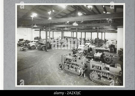 Photographie - International Harvester, intérieur de l'atelier de service, Sydney, 1947, l'un des quatre photographies en noir et blanc attaché à une page d'album. La page est l'un des 28 qui avaient fait un album photo contenant des photos noir & blanc de l'International Harvester Company's bureaux et salles d'état tout au long de l'Australie. Partie d'une grande collection de plaque de verre et de négatifs, diapositives, albums photos, catalogues de produits, des vidéos Banque D'Images