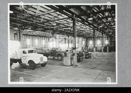 Photographie - International Harvester, camion atelier de service intérieur, Brisbane, 09 janvier 1947, l'un des quatre photographies en noir et blanc attaché à une page d'album. La page est l'un des 28 qui avaient fait un album photo contenant des photos noir & blanc de l'International Harvester Company's bureaux et salles d'état tout au long de l'Australie. Partie d'une grande collection de plaque de verre et de négatifs, diapositives, albums photos, catalogues de produits, des vidéos Banque D'Images