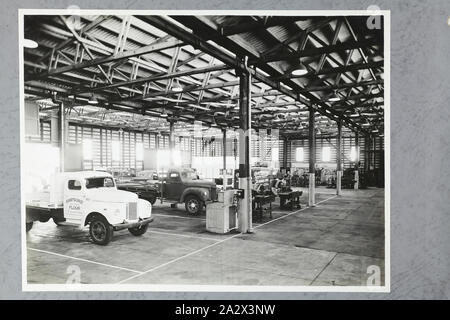 Photographie - International Harvester, camion atelier de service intérieur, Brisbane, 09 janvier 1947, l'un des quatre photographies en noir et blanc attaché à une page d'album. La page est l'un des 28 qui avaient fait un album photo contenant des photos noir & blanc de l'International Harvester Company's bureaux et salles d'état tout au long de l'Australie. Partie d'une grande collection de plaque de verre et de négatifs, diapositives, albums photos, catalogues de produits, des vidéos Banque D'Images