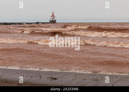 Wisconsin Point Lighthouse sur le lac Supérieur pendant un jour de tempête Banque D'Images