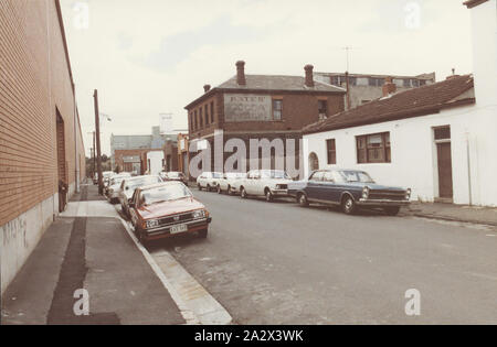 Photographie, ancien bâtiment de l'usine Kodak, Abbotsford, Victoria, Feb 1982, photographie couleur de l'ancienne usine Kodak Australasia Pty Ltd à Abbotsford bâtiments montrant scène de rue avec des voitures en stationnement. partie d'une collection de documents de recherche et d'artefacts assemblés par d'anciens employés de Kodak Australasia Nigel Beale tandis qu'il était écrit l'histoire de l'entreprise Kodak dans les années 1980. fabriqué et distribué une large gamme de produits photographiques de Banque D'Images