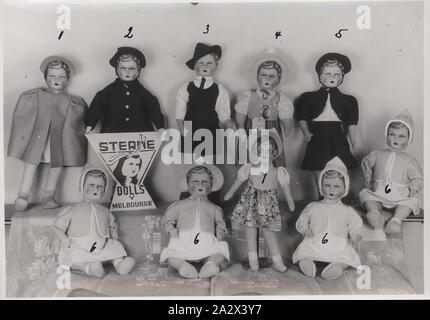 Photographie - L. J. Sterne Doll Co., l'affichage des produits, vers 1939-1950, photographie en noir et blanc d'Étoiles Doll Company l'affichage des produits comprenant des poupées Banque D'Images