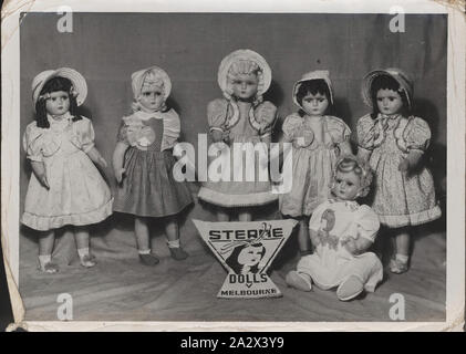 Photographie - L. J. Sterne Doll Co., l'affichage des produits de poupées, vers 1946-1973, photographie en noir et blanc d'Leo Sterne Company produit Affichage des six poupées, circa 1940-1973. Toutes les poupées sont debout Banque D'Images