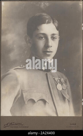 Photographie - Leo Sterne en uniforme militaire, l'Autriche, vers 1917, Noir et blanc studio portrait monté sur carton, représentant Leo Stern comme un jeune homme habillé en uniforme militaire autrichienne circa 1917. Cette photographie est liée à la vie de Leo et Hilda Sterne avant leur migration vers l'Australie à partir de Linz (Autriche) en 1939, de se joindre à d'autres membres de la famille qui étaient arrivés en 1938. Les Sternes (initialement), présentées en Sternschein "apatride", étaient probablement Banque D'Images