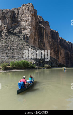 Le major à la retraite-league baseball star Lance Berkman et sa fille, partez à naviguer le fleuve Rio Grande, au-delà du simple rock visages de Santa Elena Canyon, profondément dans le parc national Big Bend dans Brewster County, Texas. Le Mexique est à gauche, les États-Unis vers la droite Banque D'Images