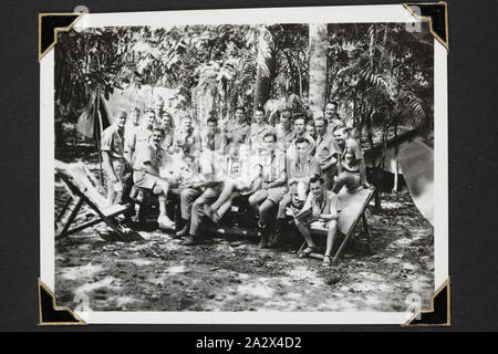 Photographie - Mess des officiers 'Extérieur', Nouvelle Guinée, 1943, photographie en noir et blanc d'Escadron 77 officiers de la RAAF assis sur une table. L'une des 116 photos dans un album photographique organisé par le sous-lieutenant Colin Keon-Cohen. Ce sont de très bonnes images de la vie à Singapour avec 205 Sqn RAF, puis 77 Sqn RAAF, DEUXIÈME GUERRE MONDIALE Banque D'Images