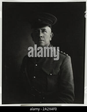 Photographie - Portrait de capitaine australien en uniforme, la Première Guerre mondiale, vers 1914-1918, photographie en noir et blanc d'un capitaine de l'armée australienne (identifiés par trois pips ou étoile, à côté d'un bouton, sur l'épaule du titre) dans l'uniforme militaire australienne, éventuellement prises par M. Robert photographe Melbourne Harvie, probablement autour de la Première Guerre mondiale. L'un des 128 photographies couleur et monochrome part certaines prises par R. Harvie représentant les membres de la famille, la vie domestique Banque D'Images