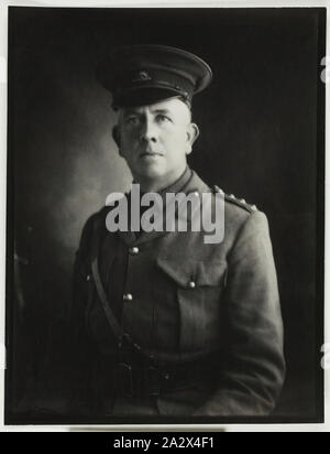 Photographie - Portrait de capitaine australien en uniforme, la Première Guerre mondiale, vers 1914-1918, photographie en noir et blanc d'un capitaine de l'armée australienne (identifiés par trois pips ou étoile, à côté d'un bouton, sur l'épaule du titre) dans l'uniforme militaire australienne, éventuellement prises par M. Robert photographe Melbourne Harvie, probablement autour de la Première Guerre mondiale. L'un des 128 photographies couleur et monochrome part certaines prises par R. Harvie représentant les membres de la famille, la vie domestique Banque D'Images