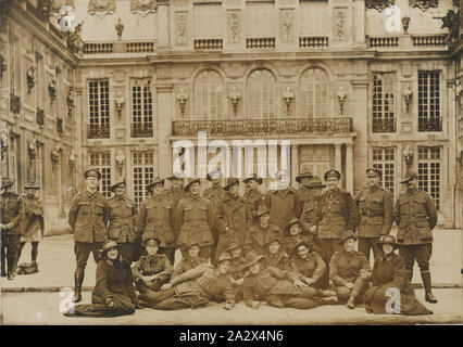 Photographie - 'Scènes de France... Grande Guerre, les soldats en face du bâtiment, la Première Guerre mondiale, en France, 1914 -1918, photographie d'un groupe d'hommes et femmes en uniforme en face d'un immeuble en France, la Première Guerre mondiale Banque D'Images