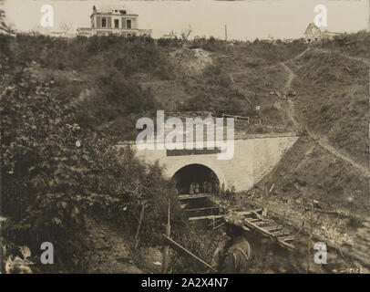 Photographie - 'Scènes de la France, la Grande Guerre", la Première Guerre mondiale, 1914 -1918, Photo des soldats l'entrée d'un tunnel ferroviaire en France pendant la Première Guerre mondiale Banque D'Images