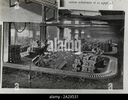 Photographie - Schumacher Mill Ameublement fonctionne, l'intérieur de l'usine, Port Melbourne, Victoria, vers les années 1940, en noir et blanc d'une image promotionnelle montrant l'intérieur de l'usine d'un convoyeur. Il fait partie d'une collection de photographies et de l'imprimante marqué exemplaire utilisé dans la préparation de la documentation commerciale la promotion de produits fabriqués par l'usine de meubles de Schumacher travaille Pty Ltd. Les éléments ont d'abord été installé dans un tiroir en bois Banque D'Images