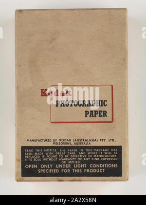 Papier photographique Kodak - Australasia Pty Ltd, 'Velox Poids unique F.2', vers les années 1940, emballage ouvert de papier photographique Kodak, 'Velox Poids unique F.2', blanc brillant 100 feuilles lisses pour les négatifs de contraste normal, 4 1/2 x 2 3/4 pouces, fabriqué par Kodak Australasia Pty Ltd, Abbotsford, Melbourne, vers les années 1940. Il fait partie de la collection de produits Kodak, le matériel promotionnel, photographies et objets de la vie professionnelle Banque D'Images