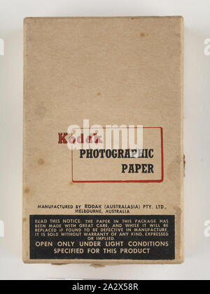 Papier photographique Kodak - Australasia Pty Ltd, 'Velox Poids unique F.4', vers les années 1940, emballage ouvert de papier photographique Kodak, 'Velox Poids unique F.4', blanc brillant 100 feuilles lisses pour les négatifs de contraste très faible, 4 1/2 x 2 3/4 pouces, fabriqué par Kodak Australasia Pty Ltd, Abbotsford, Melbourne, vers les années 1940. Il fait partie de la collection de produits Kodak, le matériel promotionnel, photographies et objets de la vie professionnelle Banque D'Images