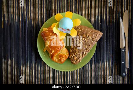 Petit-déjeuner ou un brunch table pleine d'ingrédients sains pour un délicieux repas de Pâques en famille ou entre amis autour de la table Banque D'Images