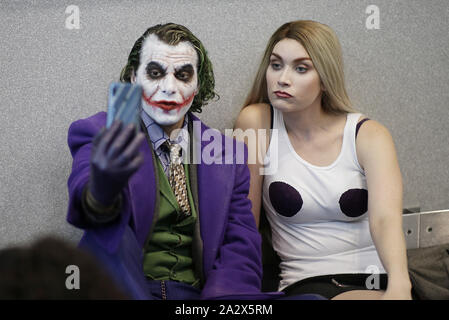 New York, États-Unis. 06Th Oct, 2019. Cosplayeur habillé comme le Joker prend un à selfies New York Comic Con au Jacob K. Javits Center le Jeudi, Octobre 3, 2019 à New York. Le New York Comic Con est un fan de la ville de New York convention consacrée à la bd, romans graphiques, anime, manga, jeux vidéo, jouets, les films, et la télévision. Elle a eu lieu pour la première fois en 2006. Photo de John Angelillo/UPI UPI : Crédit/Alamy Live News Banque D'Images