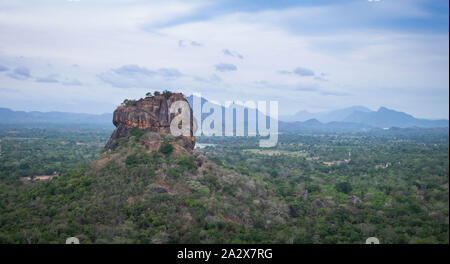 Belle vue depuis le rocher du Lion de Sigiriya, Sri Lanka. Vue depuis la montagne de Pidurangala. Banque D'Images