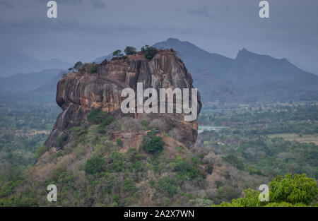 Belle vue depuis le rocher du Lion de Sigiriya, Sri Lanka. Vue depuis la montagne de Pidurangala. Banque D'Images