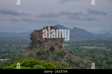 Belle vue depuis le rocher du Lion de Sigiriya, Sri Lanka. Vue depuis la montagne de Pidurangala. Banque D'Images