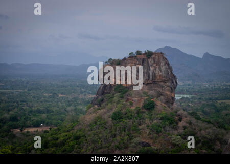 Belle vue depuis le rocher du Lion de Sigiriya, Sri Lanka. Vue depuis la montagne de Pidurangala. Banque D'Images