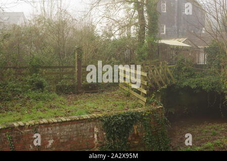 Countess Wear fabrique de papier et de ruines par le Moulin de Leat Winters Day. Exeter, Devon, UK. Banque D'Images