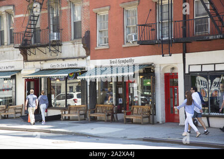 Thé et sympathie le long de la rue Greenwich à Greenwich Village, New York City. Banque D'Images