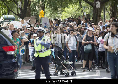 Des foules de gens sur leur façon de la démonstration et de mars. Les étudiants de la ville de New York, l'une des centaines de grève dans le monde le 20 septembre 2019, juste avant la réunion des Nations Unies sur la gravité du changement climatique. Banque D'Images